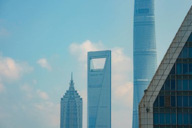 Jin Mao Kulesi, Şangay Dünya Finans Merkezi ve Şangay Kulesi 'nin açık mavi gökyüzüne karşı yer aldığı Şangay' ın ufuk çizgisi..