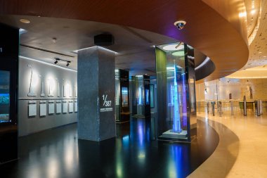 Sergi alanında cilalı zemini ve kıvrımlı ahşap tavanı olan modern tasarım yer alıyor. Gökdelenlerin ölçekli modelleri gösteriliyor, cam kaplı bir model de dahil..