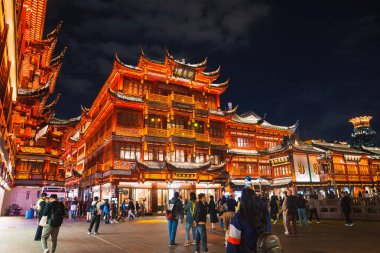 Şangay 'daki Yuyuan Eski Caddesinin geleneksel mimarisi, arka planda karmaşık ahşap oymalar ve modern gökdelenlerle aydınlandı..