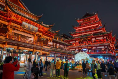 Şanghay 'ın eski kasabasında, geleneksel Çin binaları, karmaşık oymalar ve katmanlı çatılarla aydınlandı..