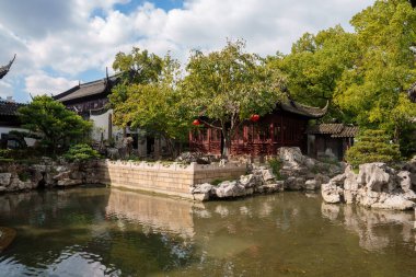 Şangay 'da sakin bir bahçe, sakin bir gölet, yemyeşil ve kıvrımlı çatıları ve kırmızı fenerleri olan geleneksel mimariye sahiptir..