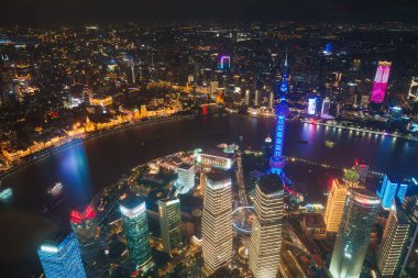 Shanghai 'nin gece silueti aydınlanmış Doğu İnci Kulesi, Huangpu Nehri ve modern ve tarihi mimariyi gözler önüne seriyor..