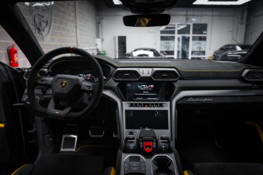Görüntü, dijital ekran, karbon fiber aksanlar ve deri detay içeren Lamborghini Urus Performante 'nin gösterişli gösterge panelini yakalıyor..