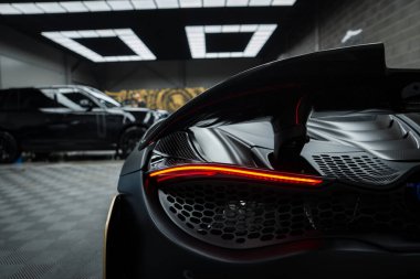 Görüntü, aerodinamik dizaynını ve arka ışığını vurgulayan bir McLaren 720S 'nin arkasını gösteriyor..