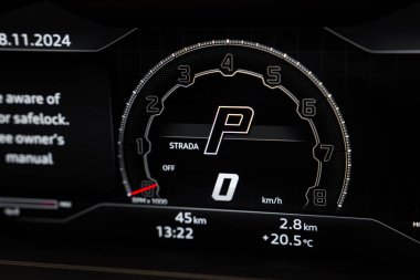 Lamborghini Urus Performante gösterge panelinin 0 km veya h 'de takometre ve STRADA modunu göster. Kilometre göstergesi 45 km, sıcaklık 20.5degC.