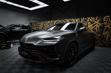 Lamborghini Urus Performante kapalı alanda siyah kaplamayla sergilenir. Galeri, arabanın tasarımını ön plana çıkaran desenli bir duvar ve kareli zemin içeriyor..