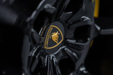 Siyah üzerine altın logoyla Lamborghini tekerlek merkezli şapkanın detaylı görüntüsü, Urus Performante 'nin karmaşık konuşma tasarımını ve parlak sonunu vurguluyor.