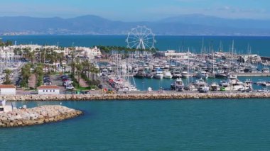 Benalmadena 'nın yat, beyaz binalar, palmiye ağaçlı sokaklar, Sierra de Mijas dağları ve Akdeniz manzaralı limanı..