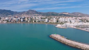 Benalmadena, İspanya 'nın havadan görünüşü, şehir manzarası, kıyı şeridi ve dağları gösteriyor. Kumlu plajlar boyunca modern ve geleneksel mimari özellikleri var..