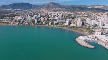Benalmadena, İspanya 'nın havadan görünüşü, Akdeniz, kumlu sahil, kentsel binalar, yemyeşil ve uzak engebeli dağlar.
