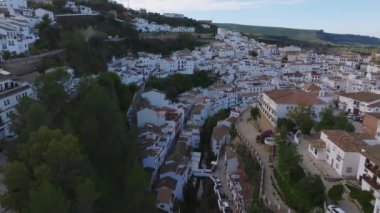 Setenil De Las Bodegas 'ı keşfedin. Uçurumlara kurulmuş beyaz boyanmış binaların ve terracotta çatılarının havadan görüntüleriyle eşsiz bir mimari sergileyin..