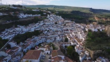 Setenil de las Bodegas 'ı keşfedin. Vadi ve zemin seviyesindeki caddelerin kaya oluşumlarına entegre edilmiş hava manzaralı binaları keşfedin..