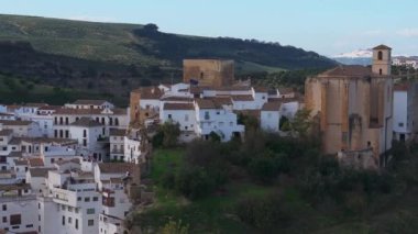 Setenil De Las Bodegas 'ı araştırın. Beyazlatılmış binaları ve dar sokakları ve sarkık kaya oluşumlarını havadan izleyin..