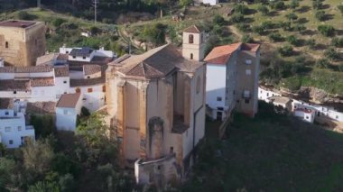 Setenil De Las Bodegas 'ı uçurum kenarındaki evleri, seçkin bir kilisesi ve göz kamaştırıcı hava manzarasıyla çekilen yemyeşil zeytinlikleriyle keşfedin..