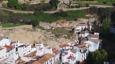 İspanya 'daki Setenil De Las Bodegas' ı keşfedin. Uçurumlara entegre olmuş beyaz boyalı binaların hava ve zemin manzaraları eşsiz bir mimari sergiliyor..