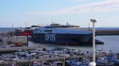 İspanya 'nın Tarifa limanında DFDS feribotu Tarifa Jet, daha küçük tekneler ve Fas Okyanusu bulunur..