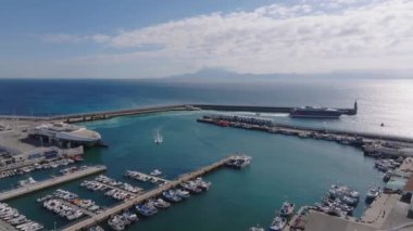 Tarifa 'nın kıyı şeridi Castillo de Guzman el Bueno ve Isla de las Palomas' ın havadan görünüşü. Fas 'ın ana hatları Cebelitarık Boğazı boyunca görülebiliyor..