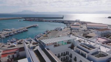Castillo de Guzman, canlı marina ve Punta de Tarifa deniz feneriyle Tarifa 'nın hava manzarası. Cebelitarık Boğazı ve Fas Uzaktan görülebilir.
