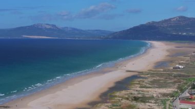Tarifa 'nın havadan görünüşü, Cebelitarık Boğazı ve Fas' ın dağları. Kumlu plaj, Atlantik Okyanusu ve berrak mavi sular..