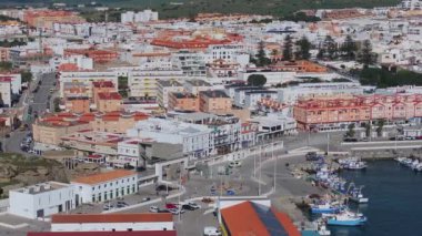 İspanya, Tarifa 'nın havadan görünüşü canlı marinasını, beyaz Endülüs binalarını ve Cebelitarık Boğazı boyunca uzanan Fas' ın dış hatlarını gözler önüne seriyor..