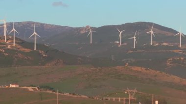 Tarifa 'nın hava manzarası rüzgar türbinleri, elektrik hatları ve Atlantik Okyanusu. Fas, Cebelitarık Boğazı 'nda bölgenin coğrafyasını vurguluyor..