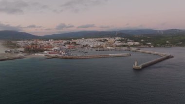 Tarifa, İspanya 'nın havadan görünüşü, kumlu plajlar, çeşitli mimari ve Fas Boğazı' nın su üzerinde görülebildiği yer..