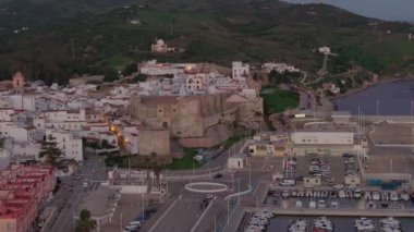 Atlantik ve Akdeniz buluşmalarıyla birlikte Tarifa 'nın sahil kenarındaki kalesinin havadan görüntüsü. Marina, Hills ve Fas 'ın boğaza uzanan ana hatları görünüyor..