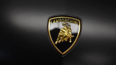 Lamborghini Urus 'un ayrıntıları, amblem ve gösterişli çizgiler, lüks aracın sportif ve zarif tasarım unsurlarını gözler önüne sermek..