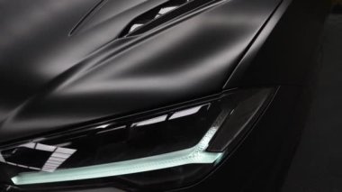 Video, Lamborghini Urus 'u parlak siyah dış görünüşü, karbon fiber elementleri ve aydınlatıcı ışık altındaki keskin çizgileriyle yakalıyor..