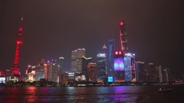 Shanghai Kulesi ve Doğu İnci Kulesi de dahil olmak üzere aydınlık gökdelenler Huangpu Nehri 'ni yansıtıyor..