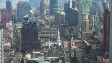 Video, Şanghay 'ın hareketli şehir manzarasını, modern gökdelenleri ve hareketli Bund bölgesindeki tarihi mimariyi gösteriyor..