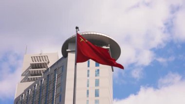 Şangay 'ın dinamik enerjisini ulusal bayrak, hareketli pazarlar, ikonik siluet ve canlı gece hayatı sokaklarıyla keşfedin..