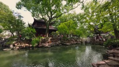 Şangay 'daki Yu Gardens' ta geleneksel pavyonlar, yemyeşil yemyeşil alanlar ve koi balıklarıyla dolu sakin göletler bulunuyor..