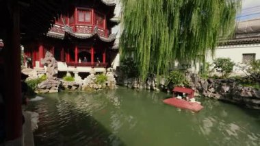 Şangay 'daki Yu Gardens' ı keşfedin. Karmaşık ahşap oymalar, koi balıklı pitoresk bir gölet ve yemyeşil alanların ortasındaki ikonik kırmızı pavyon..