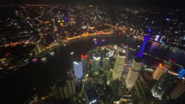 Shanghai 'nin pırıl pırıl şehri. Doğu İnci Kulesi, Lujiazui gökdelenleri ve Huangpu Nehri boyunca uzanan tarihi Bund..