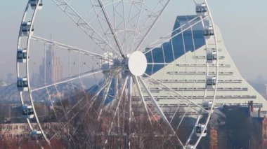Riga, Letonya 'da, şehir kuleleri, Daugava Nehri ve bir köprüsü olan dönme dolabın görüntüsü. Letonya Bilimler Akademisi binası görülebiliyor.