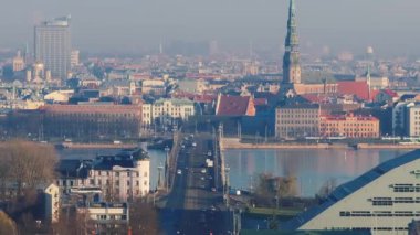 Riga 'nın ufuk çizgisi St. Peter Kilisesi kulesi, Daugava Nehri köprüsü ve tarihi ve modern mimarinin bir karışımı, kentsel gelişimi gözler önüne seriyor..