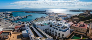 İspanya 'nın Tarifa kentinin havadan görünüşü, açık bir gökyüzü altında tekneleri, Guzman el Bueno Kalesi ve Endülüs mimarisini barındıran hareketli bir liman..