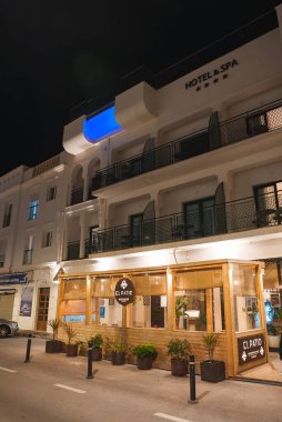 Geceleri aydınlatılmış, kemerli pencereleri ve balkonları olan lüks bir otel ve spa. Giriş katında sıcak bir girişi olan El Patio restoranı var..