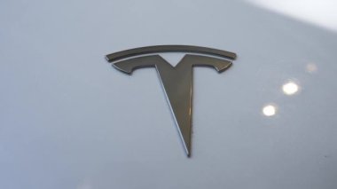 Los Angeles 'ta bir Tesla mağazasının önünde duran Tesla logosu..