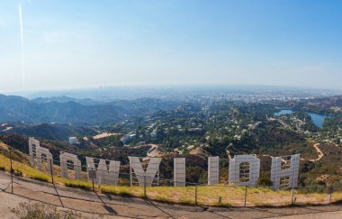 Görüntü Hollywood tabelasının arkasından panoramik bir görüntü yakalıyor. Hollywood Tepeleri ile Los Angeles 'ın kentsel alanı arasındaki zıtlığı gösteriyor..