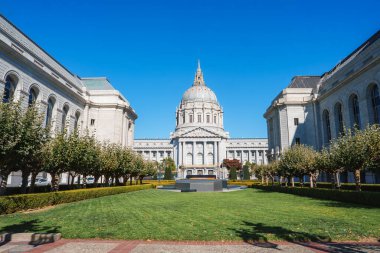 San Francisco Belediye Binası büyük Güzel Sanatlar mimarisi ve uzun kubbesi ile ayakta duruyor. İyi korunan bir çim ve sıra sıra ağaçlar şehir merkezini geliştirir..
