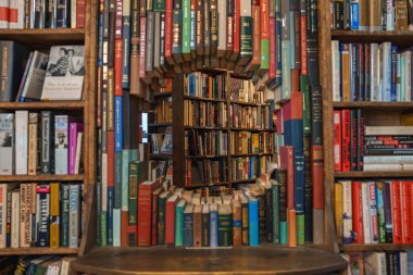 Kitaplardan oluşan dairesel bir tünel, Los Angeles 'ta canlı kitap dikenleri ve yaratıcı düzenlemeler sergilenen The Last Bookstore' a bir bakış açısı sağlıyor..