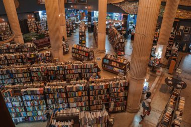 Los Angeles 'taki Son Kitapçı' da labirent var. Kitap rafları, uzun sütunlar ve sıcak aydınlatma gibi. Eşsiz ve davetkar bir atmosfer yaratıyor..