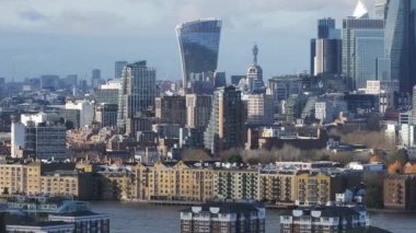 Kanarya Rıhtımı 'nın modern ufuk çizgisinin havadan görünüşü, Gherkin ve yüksek binalar içeriyor. Geleneksel tuğla binalar ve vinçler devam eden gelişmeyi gösteriyor.