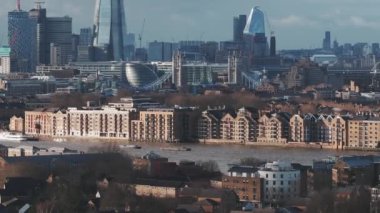 Video, parçalı bulutlu bir gökyüzü altında modern ve tarihi mimarinin sergilendiği Çömlek ve Kule Köprüsü ile Londra 'nın ufuk çizgisini yakalıyor..