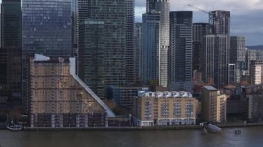 Video, Canary Wharf 'ın bir Kanada Meydanı ve Thames Nehri' nin yer aldığı gökyüzünün modern mimarisini gösteriyor..