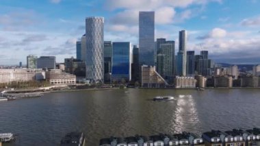 Canary Wharf 'ın modern gökdelenleri ve Thames Nehri' nin havadan görünüşü..