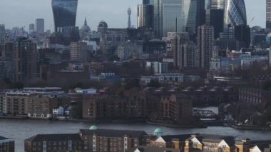 Londra 'nın ufuk çizgisi Canary Wharf, Walkie Talkie, Gherkin, Cheesegrater ve Uzakta Çömlek.