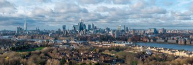 Solunda Çömlek olan Londra 'nın havadan görünüşü Canary Wharf' ın modern binaları ve kentsel ufuk çizgisinde süzülen Thames Nehri..